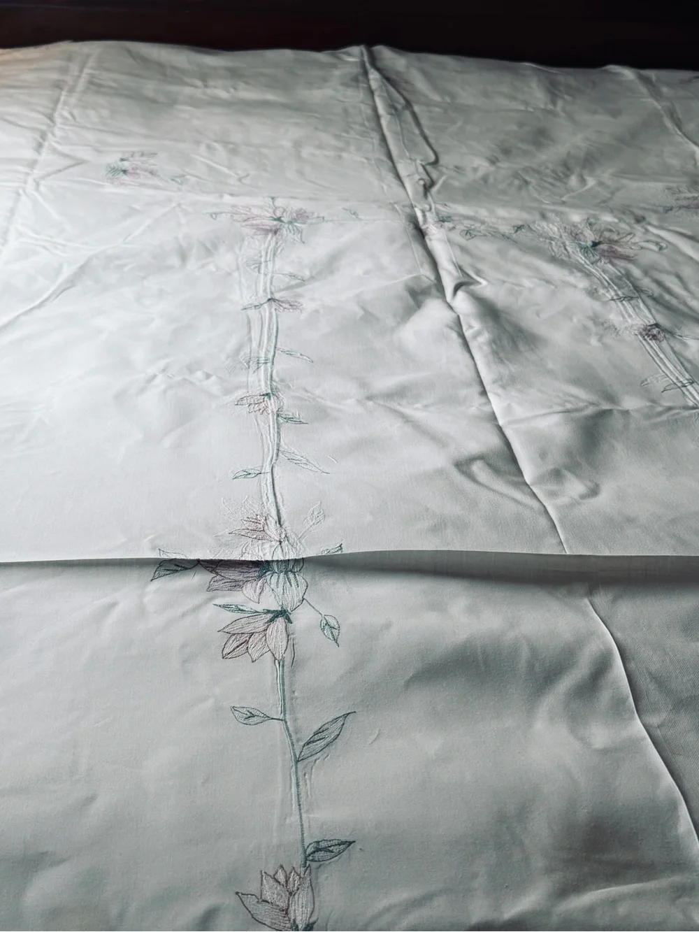 Elegant Floral Embroidered Tablecloth - Light Cream